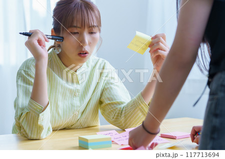 チームワークで課題を見える化する女性 117713694