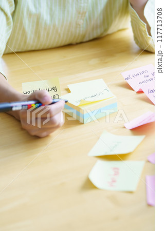 チームワークで課題を見える化する女性 117713708