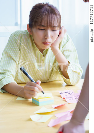 チームワークで課題を見える化する女性 チームワークで課題を見える化する女性 117713715