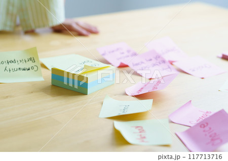 オフィスで課題を見える化する若い女性 117713716