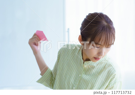 オフィスで課題を見える化する若い女性 117713732