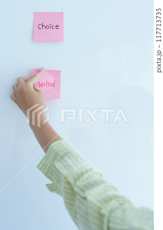 オフィスで課題を見える化する若い女性 117713735