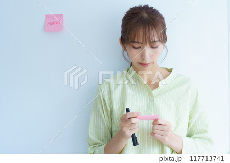 オフィスで課題を見える化する若い女性 オフィスで課題を見える化する若い女性 117713741