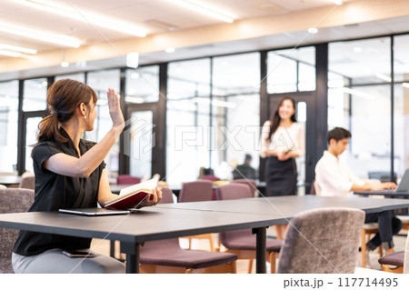 共用スペースで待ち合わせの約束をした女性たち 共用スペースで待ち合わせの約束をした女性たち 117714495