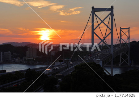 関門橋（夕陽） 117714629