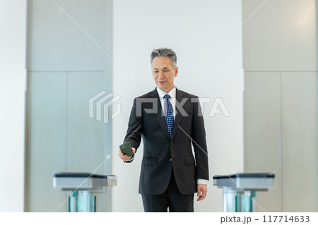IDをかざすビジネスマン IDをかざすビジネスマン 117714633