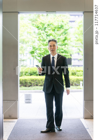 自動ドア 出勤 ビジネスマン 自動ドア 出勤 ビジネスマン 117714637