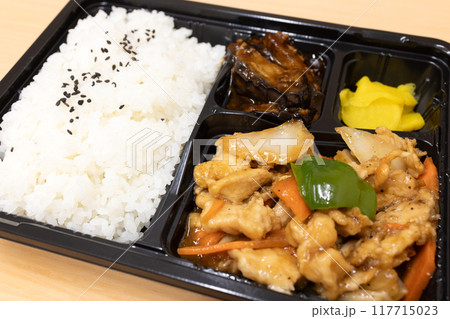 美味しい中華弁当、豚肉野菜炒め 117715023