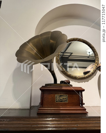 レトロな蓄音機 117715047