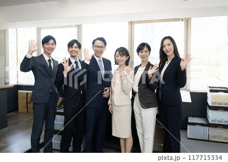 オフィスでスタッフ6人の集合写真 オフィスでスタッフ6人の集合写真 117715334