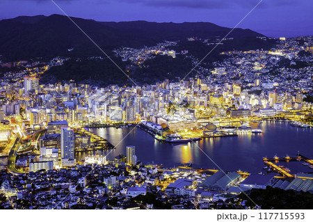 世界新三大夜景に輝いた稲佐山の夜景(長崎県長崎市稲佐町) 世界新三大夜景に輝いた稲佐山の夜景(長崎県長崎市稲佐町) 117715593