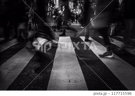 夜の繁華街を歩く人々 117715596