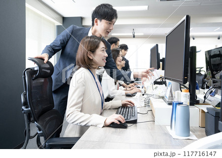 オフィースでパソコンに向かって仕事をする6名のスタッフ オフィースでパソコンに向かって仕事をする6名のスタッフ 117716147