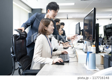 オフィースでパソコンに向かって仕事をする6名のスタッフ オフィースでパソコンに向かって仕事をする6名のスタッフ 117716148