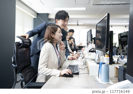 オフィースでパソコンに向かって仕事をする6名のスタッフ オフィースでパソコンに向かって仕事をする6名のスタッフ 117716149