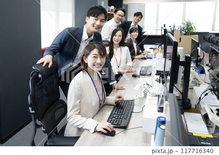 オフィスで仕事をする6名のスタッフ 117716340