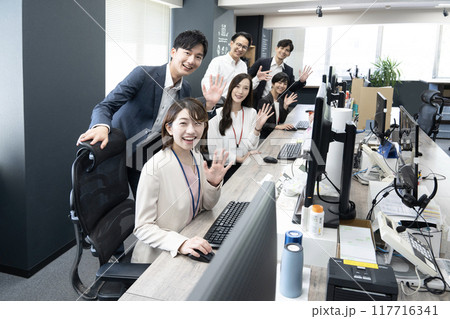 オフィースで仕事をする6名のスタッフ オフィースで仕事をする6名のスタッフ 117716341