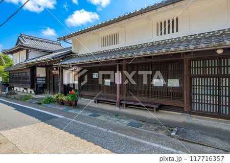 滋賀県　米原市　中山道　柏原宿の町並み 117716357