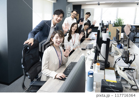 オフィスで仕事をする6名のスタッフ オフィスで仕事をする6名のスタッフ 117716364