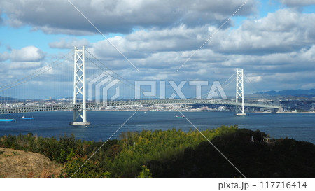 淡路SAから快晴の明石海峡大橋を望む 117716414
