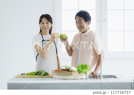 キッチンのミドル夫婦 キッチンのミドル夫婦 117716757
