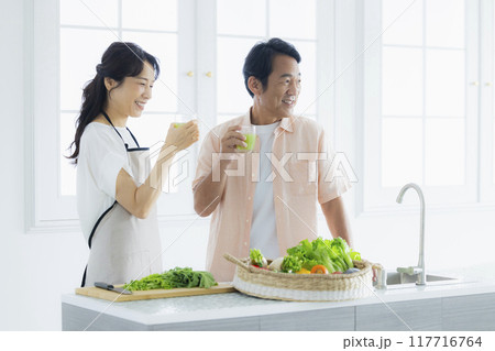 キッチンのミドル夫婦 117716764