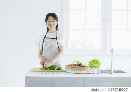 ミドル女性、キッチン、野菜 117716907