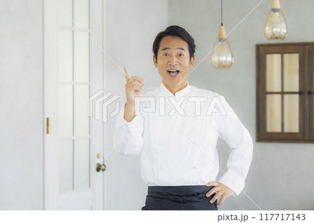 ガッツポーズをするコック ガッツポーズをするコック 117717143