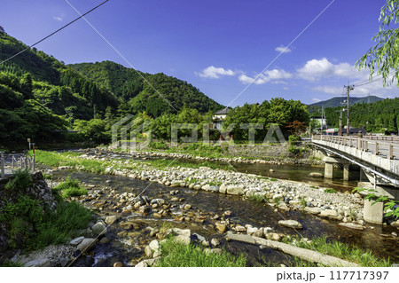 奥津温泉と吉井川 岡山県鏡野町 奥津温泉と吉井川 岡山県鏡野町 117717397