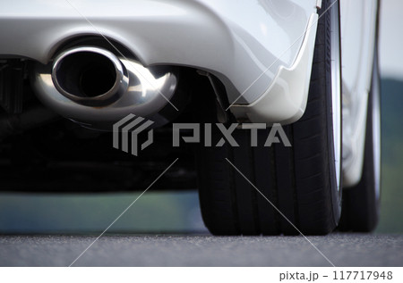 高性能な乗用車の後輪周りをローアングルで撮影した写真 高性能な乗用車の後輪周りをローアングルで撮影した写真 117717948