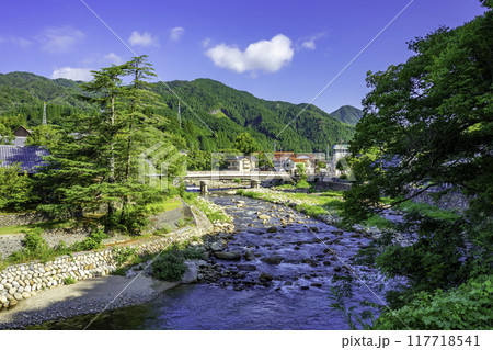 奥津温泉の奥津橋と吉井川　岡山県鏡野町 117718541