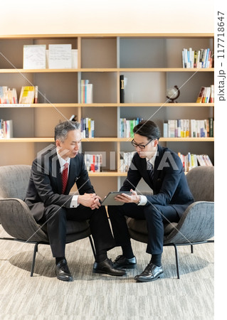 商談をするビジネスマン 117718647
