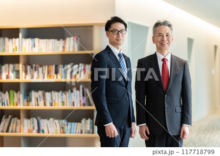 ビジネスマン　ポートレート 117718799