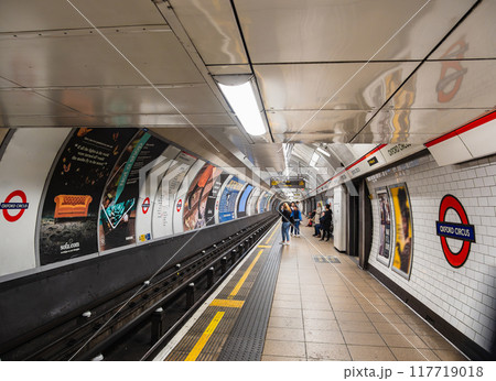 ロンドンの地下鉄　オックスフォード・サーカス駅 117719018