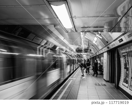 ロンドンの地下鉄 オックスフォード・サーカス駅 モノクロ ロンドンの地下鉄 オックスフォード・サーカス駅 モノクロ 117719019