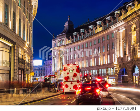 ロンドン　夜のピカデリー・サーカス 117719091