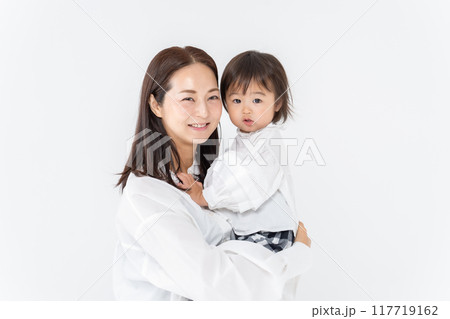 娘を抱っこするお母さん 117719162