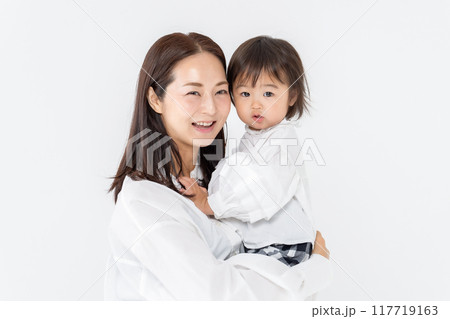 娘を抱っこするお母さん 117719163