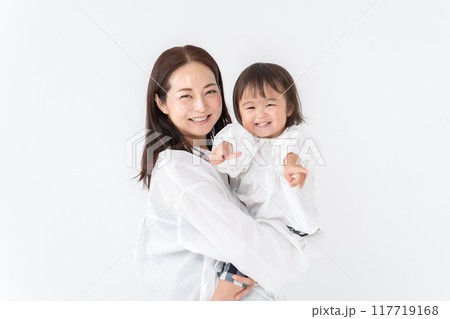 娘を抱っこするお母さん 娘を抱っこするお母さん 117719168
