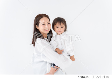 娘を抱っこするお母さん 117719170