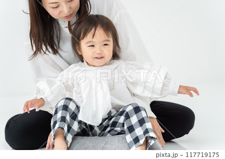 親子　母　娘　座る 117719175