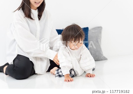 親子 母 娘 座る 親子 母 娘 座る 117719182