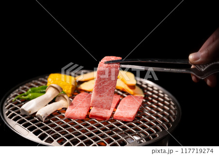 焼肉　炭火焼き　 117719274