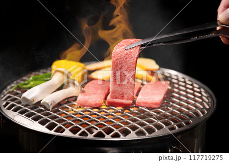 焼肉　炭火焼き　 117719275