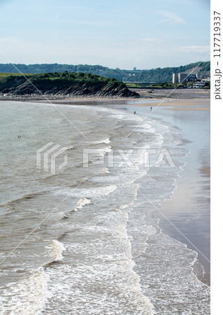 白波が押し寄せる遠浅の砂浜と岩肌が浮き出した丘 南ウェールズの郊外にて 白波が押し寄せる遠浅の砂浜と岩肌が浮き出した丘 南ウェールズの郊外にて 117719337