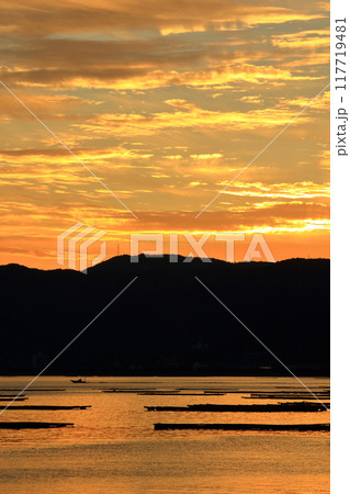 オレンジ色の瀬戸内風景 117719481