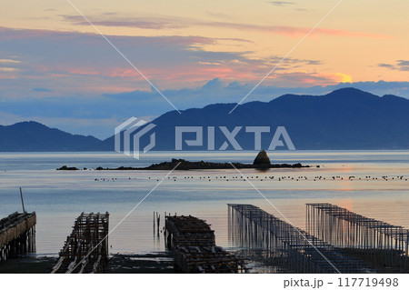 牡蠣抑制棚越しのホボロ島と とびしま海道 牡蠣抑制棚越しのホボロ島と とびしま海道 117719498