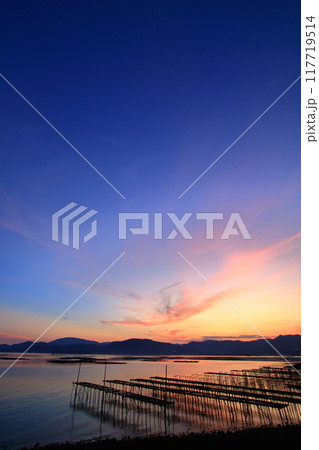 夕暮れ時の瀬戸内海に浮かび上がる 牡蠣抑制棚 117719514