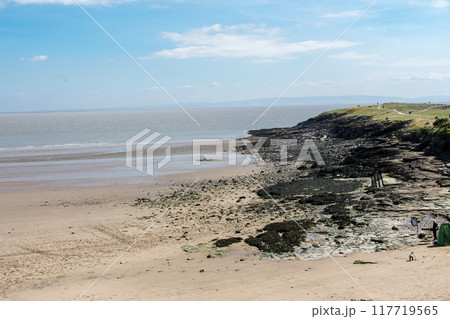 砂浜の海岸に続く黒い岩肌の丘 南ウェールズの郊外にて 砂浜の海岸に続く黒い岩肌の丘 南ウェールズの郊外にて 117719565