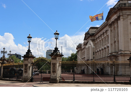 バッキンガム宮殿に掲揚された王室旗 117720103